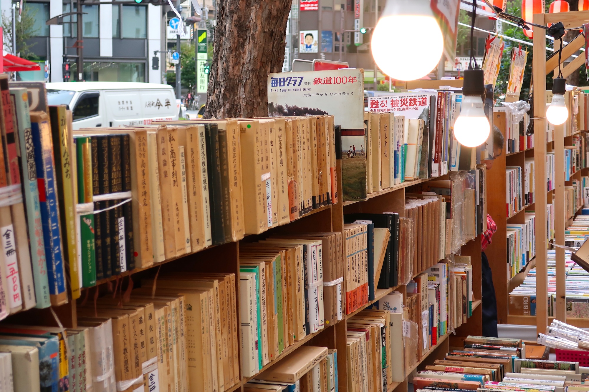 一年一度的「書本迴廊」現身街頭。在神田舊書節探尋適合閱讀之秋的書籍。