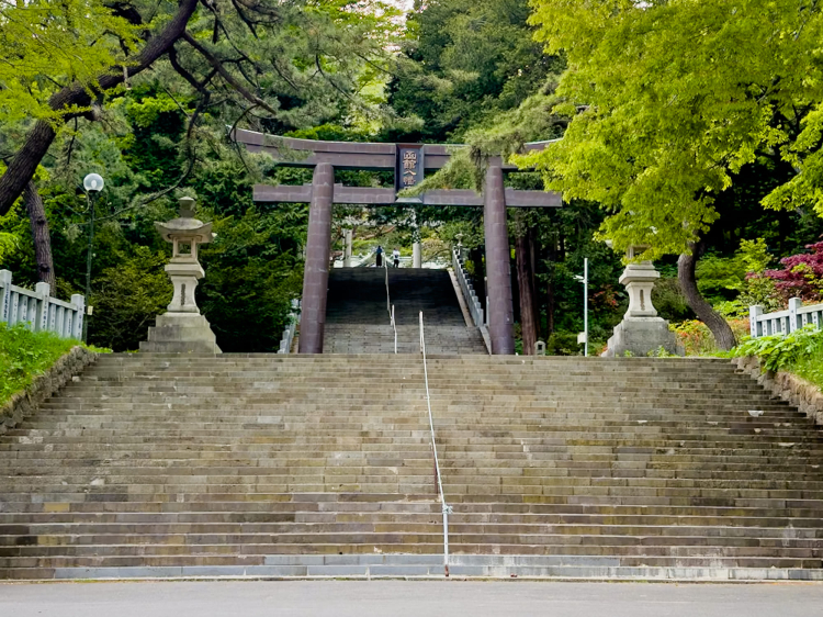 在通往神殿的臺階前的二鳥居上貼著“函館八幡宮”厚重的浮雕