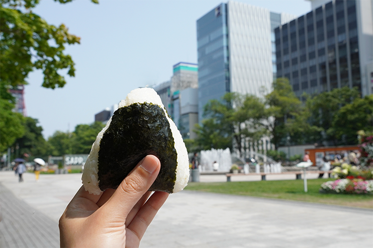 離開店鋪走到地上，就是城市的象徵“大通公園”。天氣好的時候打包，也推薦在開放的場所品嘗