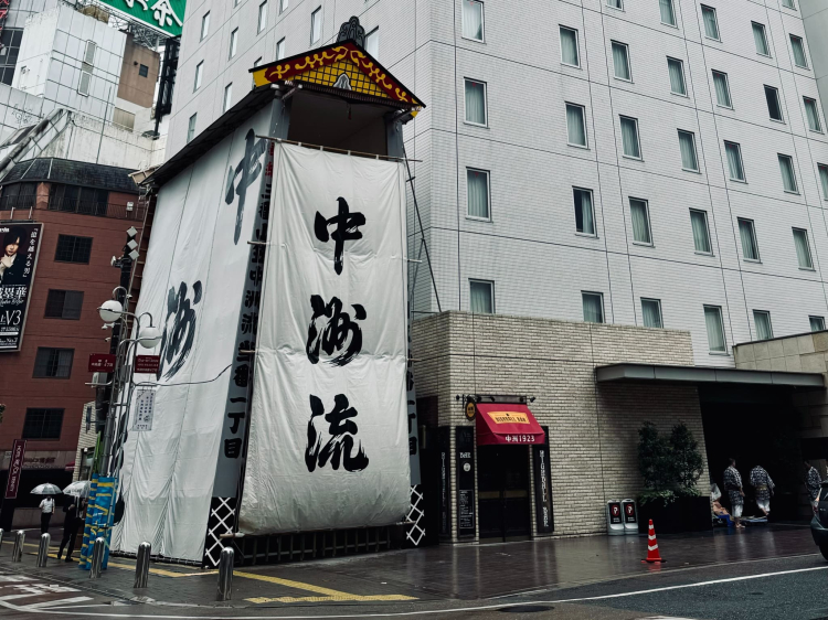 HOTEL RESOL TRINITY HAKATA旁邊每年都會設立一座山間小屋，內有中洲流的「風山」。