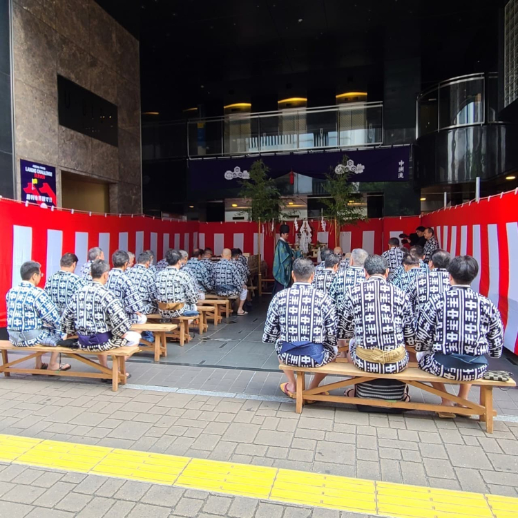 6月中旬舉行了祈禱山中小屋的建築和作業安全的“進入小屋”儀式。