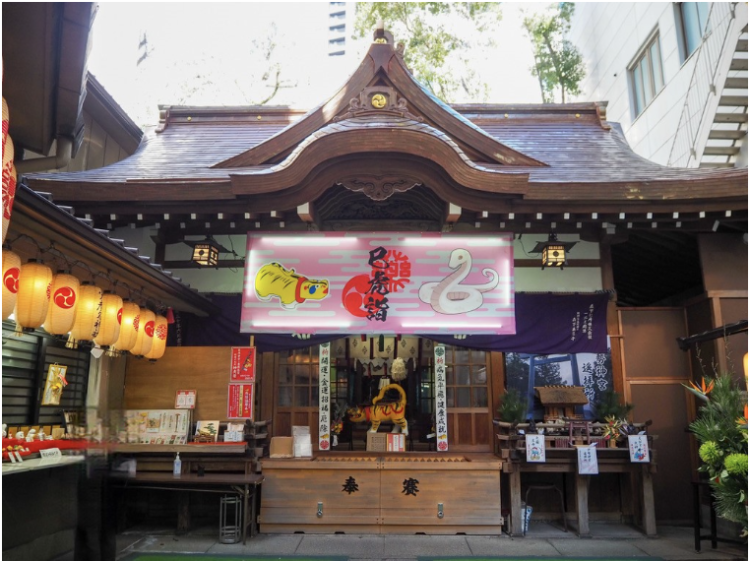 現在的神殿是1910年 (明治43年) 建造的木造建築