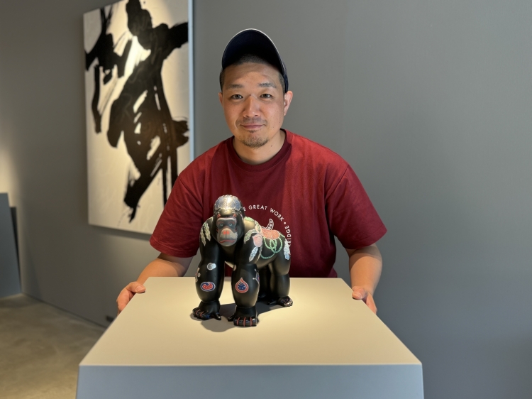弘峰是活躍在世界各地的人偶師，同時也是一位充滿幽默感的直爽的人