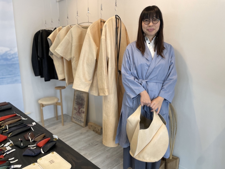 店主高瀨先生。包包等的設計似乎從大自然中獲得靈感