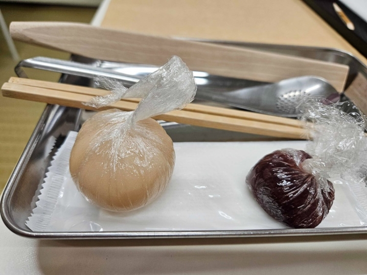 使用白豆的白色豆沙 (左)，使用國產紅豆的豆沙餡 (右)