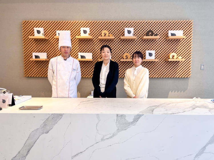 制造人員 (左) 銷售人員Yamamoto先生 (中) 銷售人員 (右)