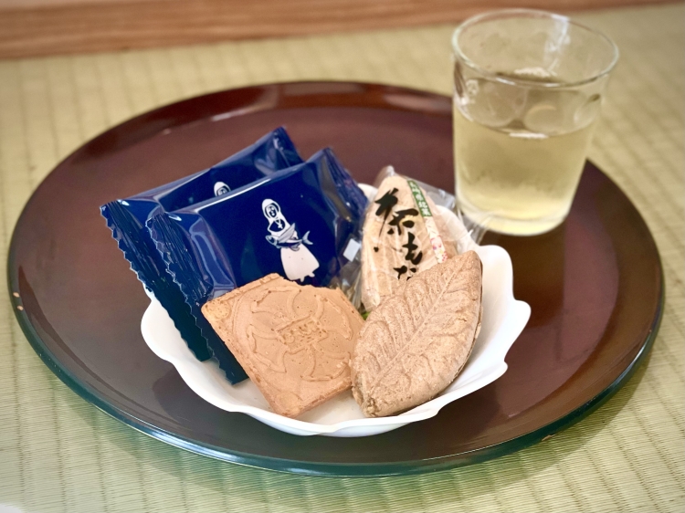 使用“飛魚高湯Cruz” (照片左) 和佐世保市世知原町的茶制作的皇室贡品“茶豆餡糯米點心” (照片右)
