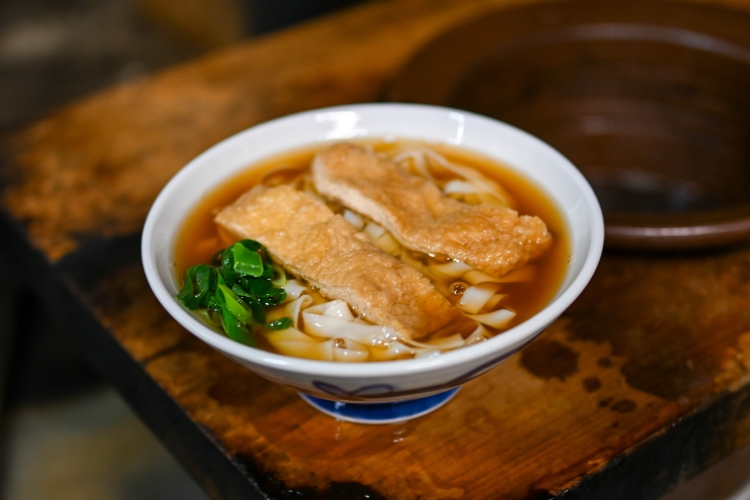 配合京都的高湯制作而成的薄度1mm以下的自制扁面條