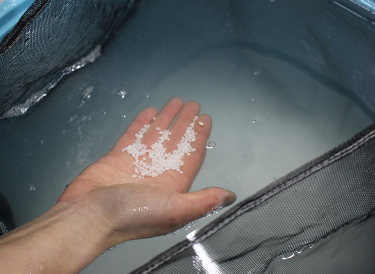 將酒米浸泡在充足的地下水中吸水的工藝