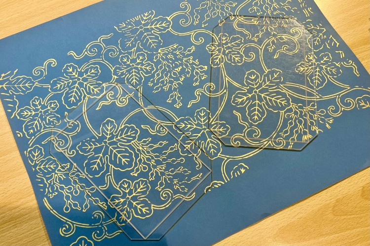 根據框架剪切禦朱印帳的封面部分的作業