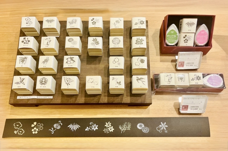 “木版郵票套裝”作為紀唸品也很受歡迎