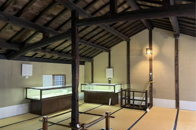 塾生們住宿，埋頭於學問的塾生大房間