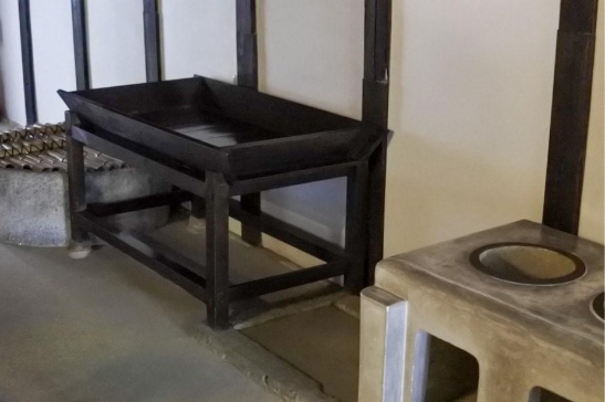 私塾學生們在廚房裡扒著飯吃