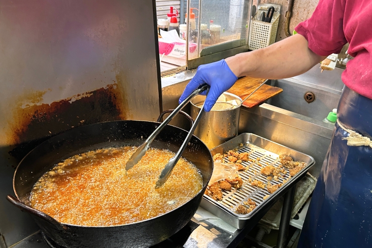 受歡迎的家常菜可以在店裡吃到剛炸好的