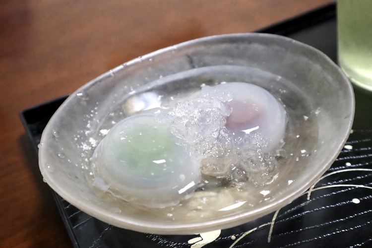 大垣市夏天的風景詩“水饅頭”。水城特有的清澈味道
