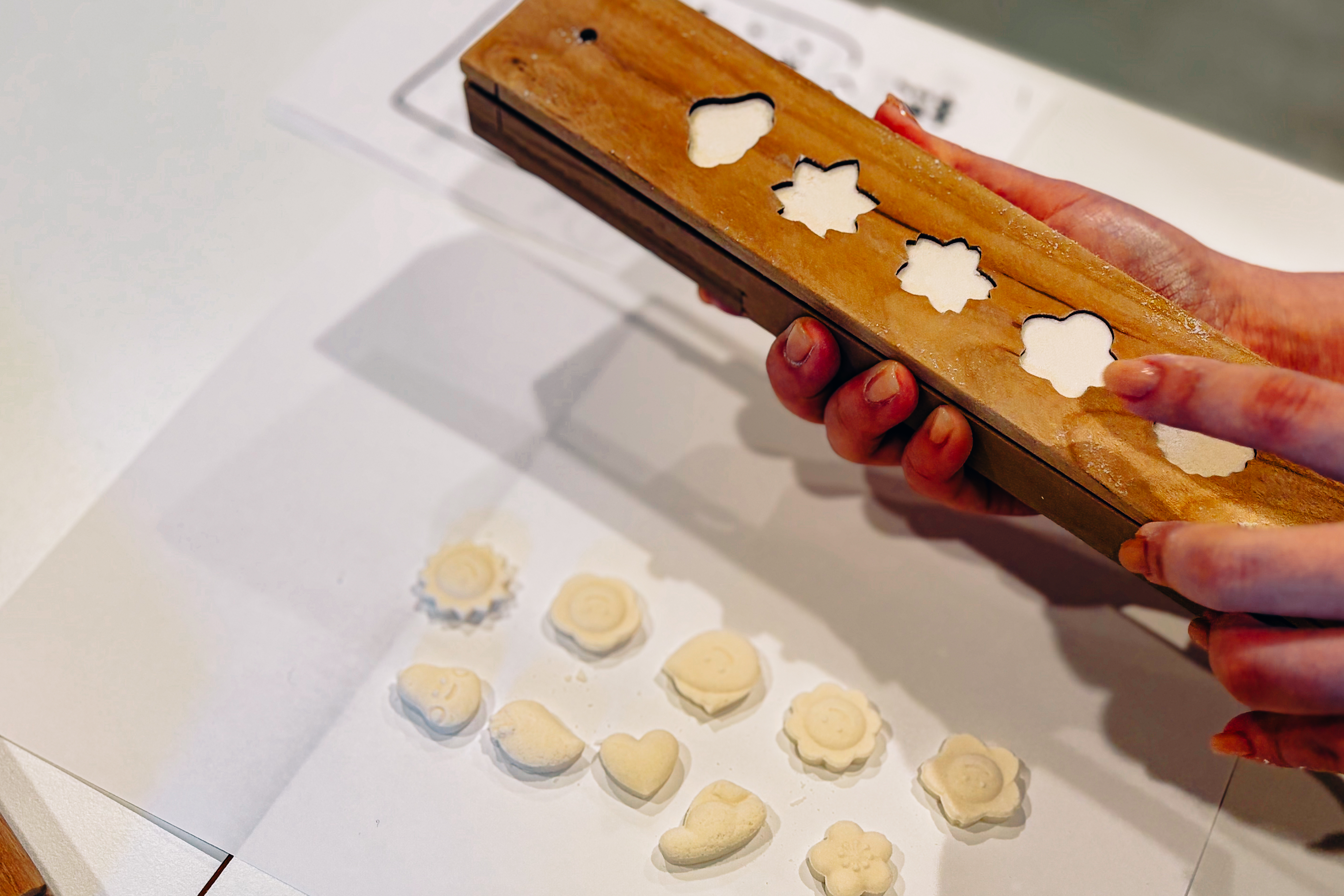 在“UCHU wagashi”體驗制作“現在”的日本糖果的駱駝