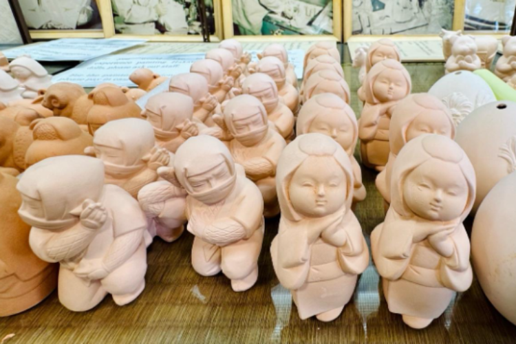 給素燒人偶註入生命的“博多人偶會館松月堂”的上彩體驗