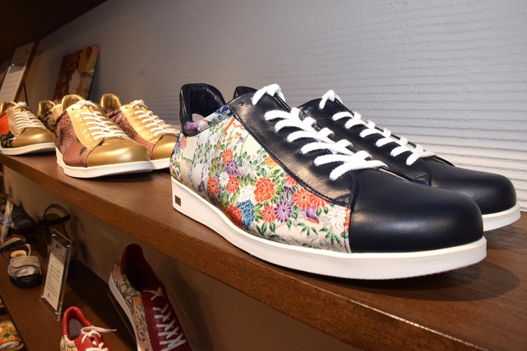 根據和服的花紋和皮革的顏色印象不同