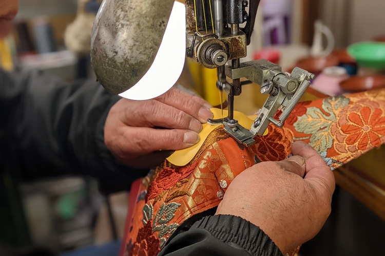 將加強的和服固定在內底的縫制工序。小心操作以避免松弛