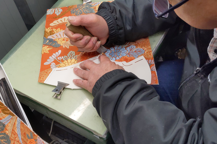 將廢棄和服裁成鞋形的模切工序