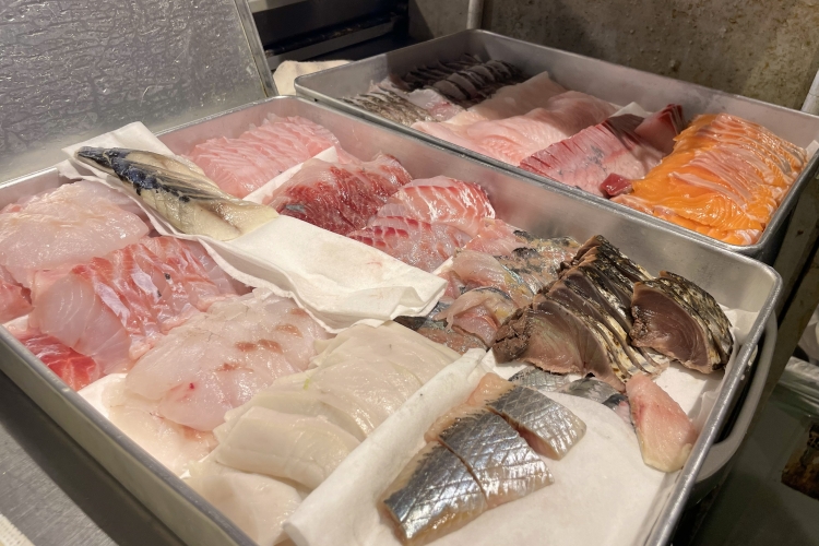 海鮮蓋飯上的魚塊