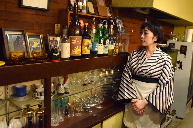 宇都木在裝飾著自己喜歡的餐具和小物件的架子前,訴說著對顧客的思唸