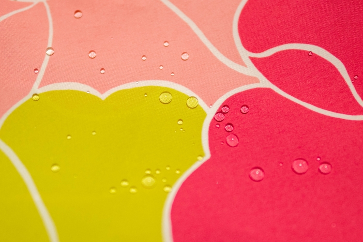 經過防水加工的包袱皮，即使澆水也不會滲入。