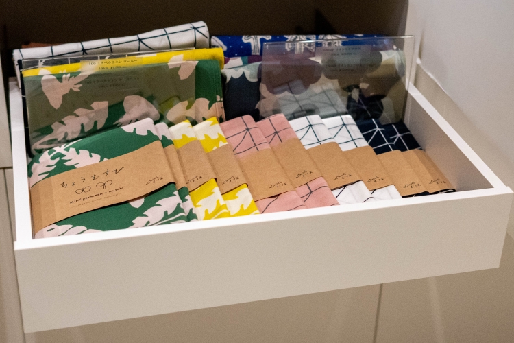 那些用紙帶包裹的“Musumie”產品，其使用方法在其背面說明