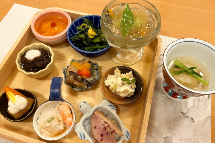 擺放著“時令蔬菜沙拉風味”等充滿季節感的小菜的八寸 (前菜)