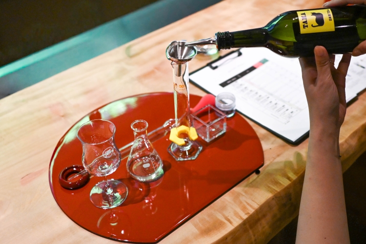 使用燒杯和量筒混合2~4種清酒