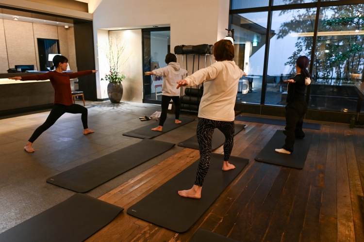 以慢慢喚醒身體的動作為中心，所以即使是第一次來的人也可以輕松參加