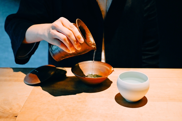 在眼前泡茶的煎務的樣子