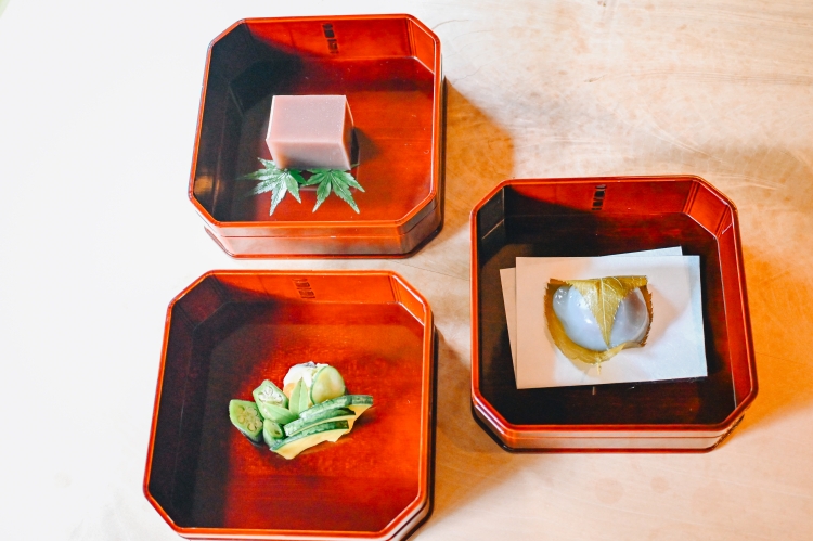 從左上角開始順時針方向，京都的手藝人制作的應季早生點心2種，使用京都蔬菜的無添加腌菜