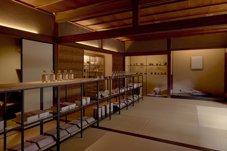 在商店可以買到茶壺和涼開水等茶具photograph by Yusuke Nishibe