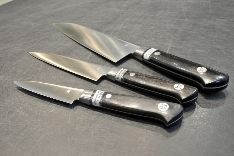 “釜淺商店”原創的菜刀。連花紋的形狀等細節部分都非常考究的設計