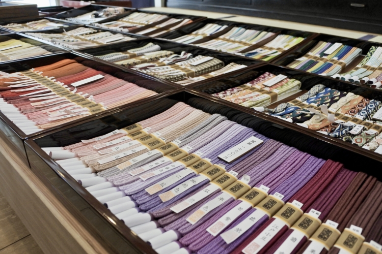 細長的腰帶。手工染色,編織而成的帶子描繪出鮮艷的層次感。