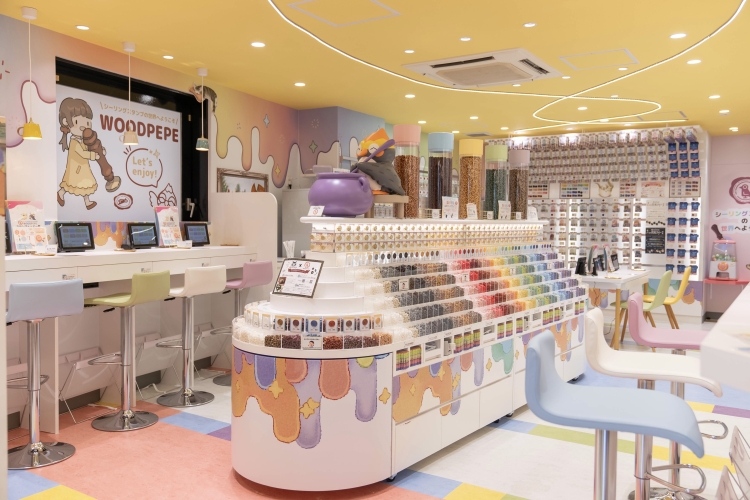 以船為主題的大架子上有60種以上的密封蠟