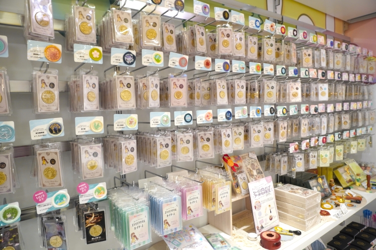 超過130種頭部排成一列