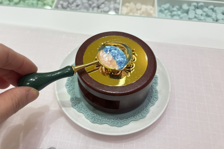 您可以一只手拿著飲料慢慢體驗制作