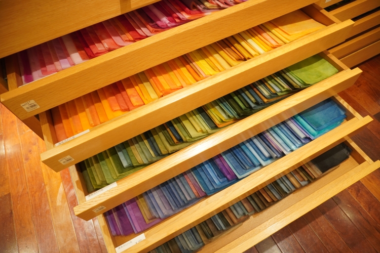 混合多種顏色染色而成的色彩鮮艷的“典具帖紙”