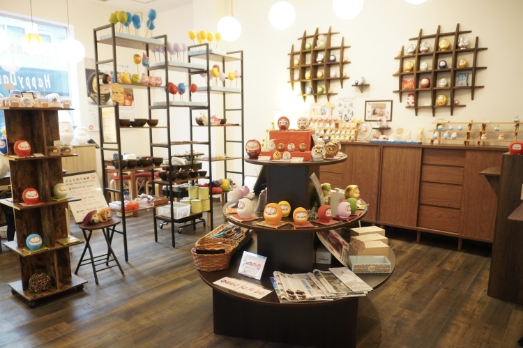 店內擺滿了五顏六色的可愛不倒翁