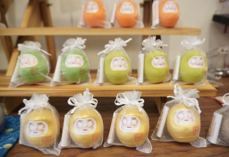 帶有神簽的“Mamehapi”系列不倒翁