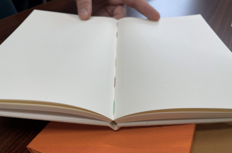 可以看到使用6種顏色的線的“booco”獨有的獨創性的“線鉤裝訂”