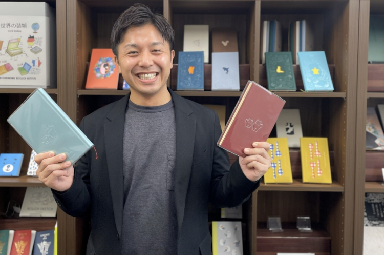 Imamura先生說，當他拿起一本書時，他看到了膠水和裝訂技術