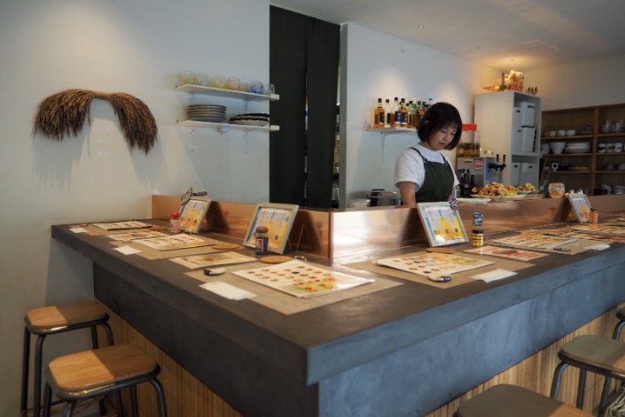 店內全部是吧臺座位