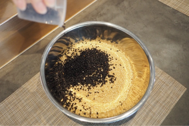 黑米和糙米 (均為“nikomaru”) 混合而成的“mitoho”原創健米