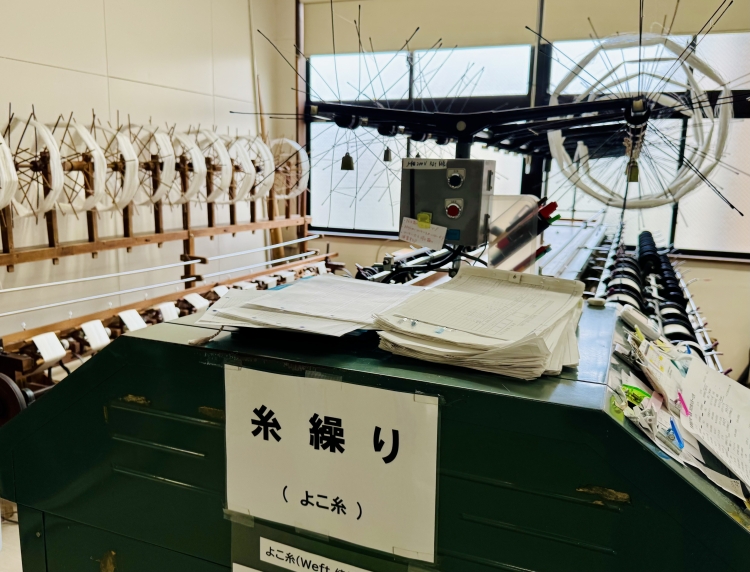 將染好的絲線重新卷成易於使用的形狀的工序“絲撚”