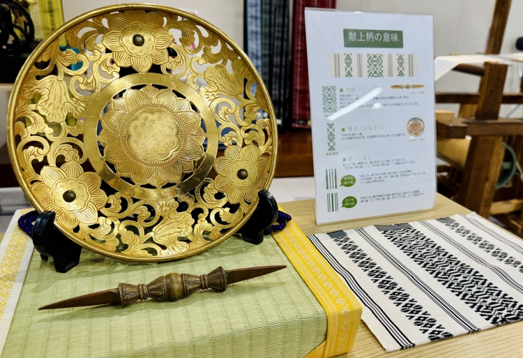 左下:獨鈷，左上:華皿等佛具呈獻上柄模樣
