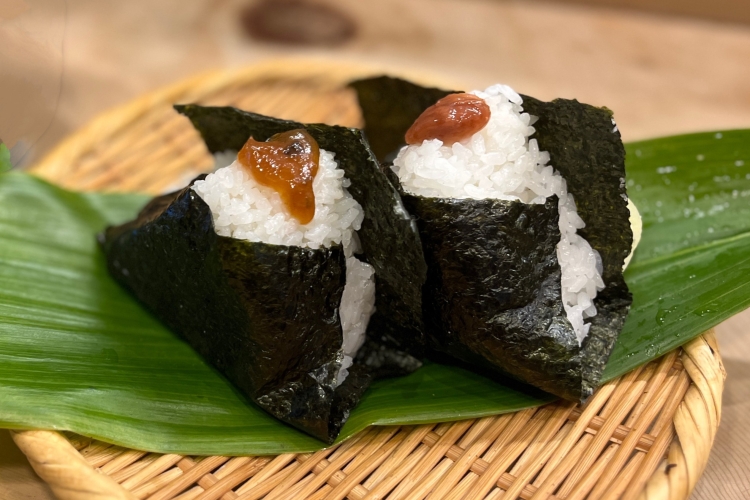 “南蠻味噌” (左) 與青辣椒混合制成，“藤五郎梅”以強烈的酸味為特徵