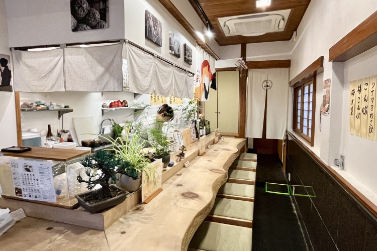 一塊板的吧臺，是從菜菜的祖父經營壽司店的時代傳承下來的